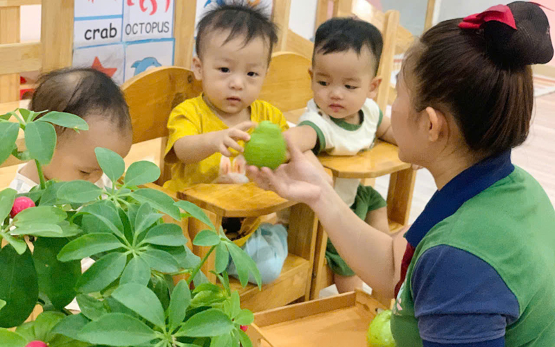 Bé giao tiếp tiếng Anh tự tin với giáo viên nước ngoài