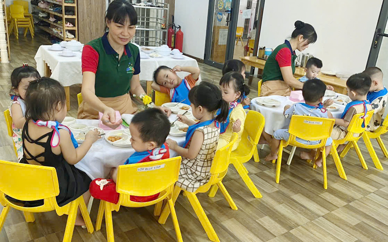 Bé học tiếng Anh với giáo viên nước ngoài